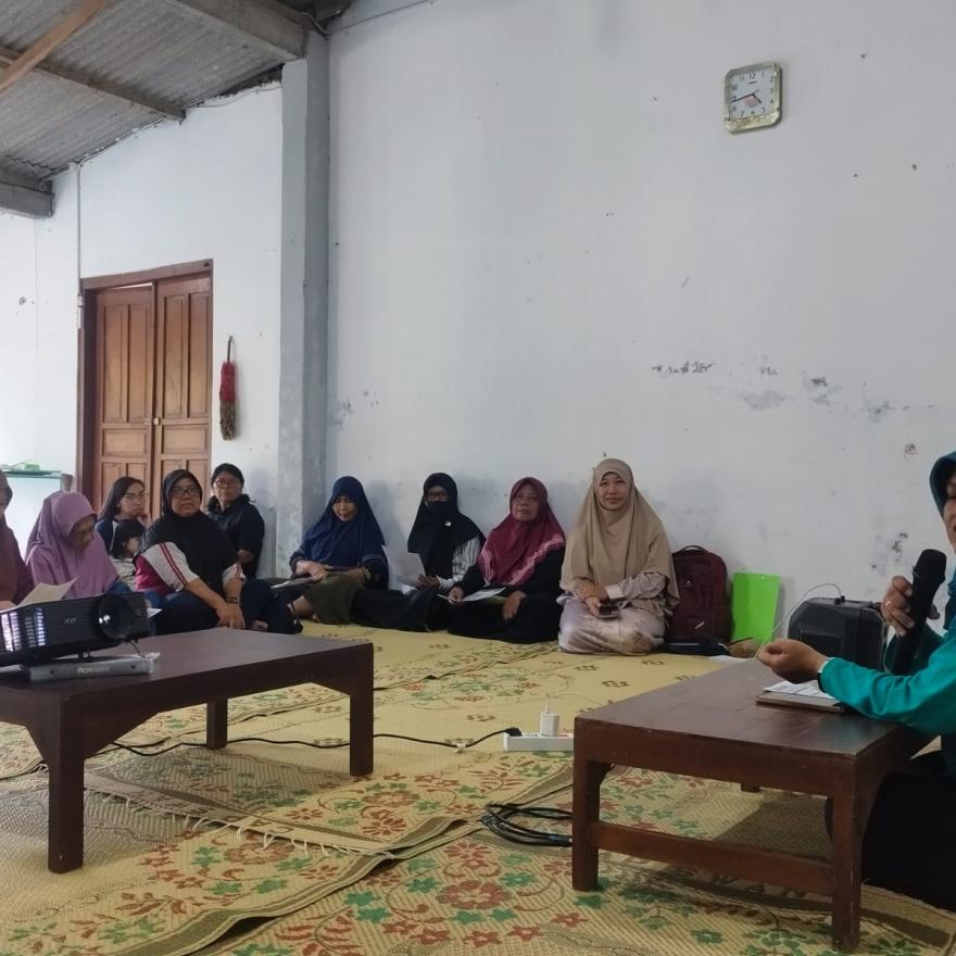Genggam Ketahanan Pangan dari Pekarangan: PKK Rukun Makmur Kaloran Inovasi Urban Farming Berbasis Io